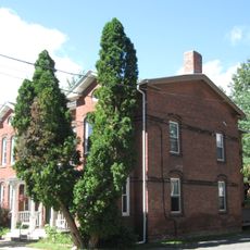 Building at 8–22 Graves Avenue