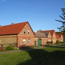 Zwei Bauernhäuser und rechtwinklig zwischen ihnen gelegener eingeschossiger Verbindungsbau mit flachbogiger Hofdurchfahrt als Bestandteile eines Vierseithofes Dorfstraße 14