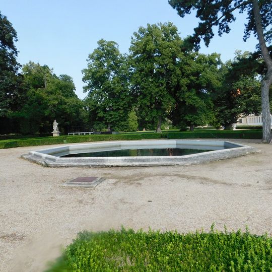 Fontána severně od zámku v zámeckém parku ve Slavkově