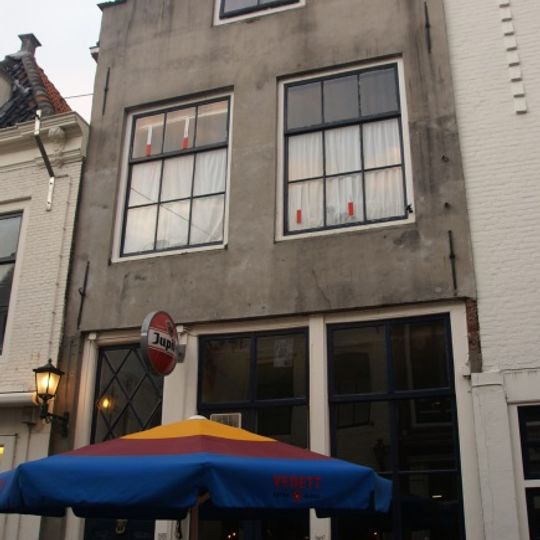 Huis met gecementeerde puntgevel, oorspronkelijk trapgevel