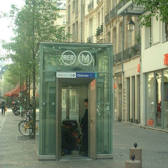 Entrée de la station Châtelet, rue de la Ferronnerie