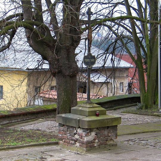 Pamětní kříž u kostela Nanebevzetí Panny Marie v Úněticích