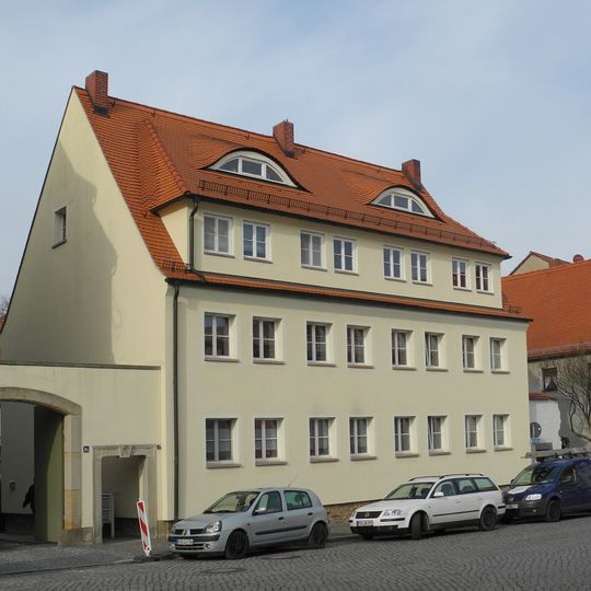 Wohnhaus in offener Bebauung, Hinterhaus , Scheune und seitliche Hofmauer mit Torbogen und Pforte Am Markt 16; 16a