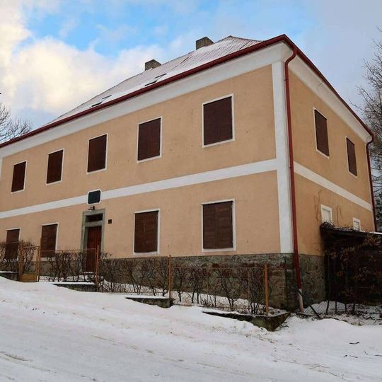 Pamětní deska na staré škole ve Strašicích