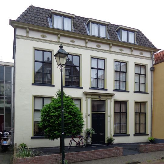 Vijf traveeën breed pand met kroonlijst met consoles en rozetten onder dubbel schilddak met twee dakkapellen