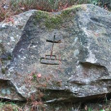 Křížový kámen u lesní cesty z Maxiček do Čertovy Vody