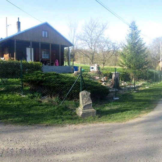 Kříž ve Vojtěšíně u křižovatky