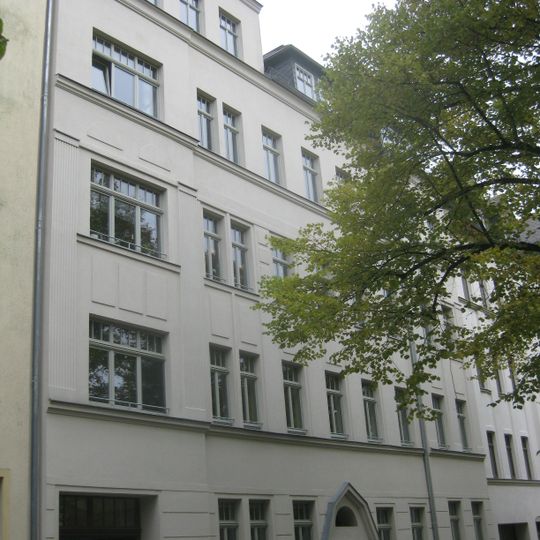 Mietshaus in geschlossener Bebauung Sebastian-Bach-Straße 24