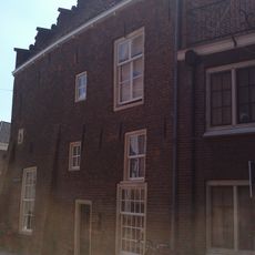 Pand met lijstgevel empire-ramen en dakkapel met fronton en hijsbalk