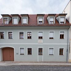 Wohnhaus in halboffener Bebauung und in Ecklage, mit Gedenktafel Hallesche Straße 36