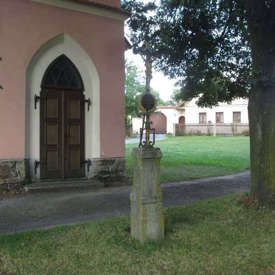 Kříž u kaple ve Stanovicích