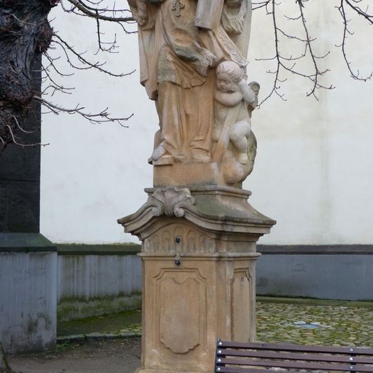 Socha vlevo od kříže u kostela na Náměstí J. Žižky v Táboře