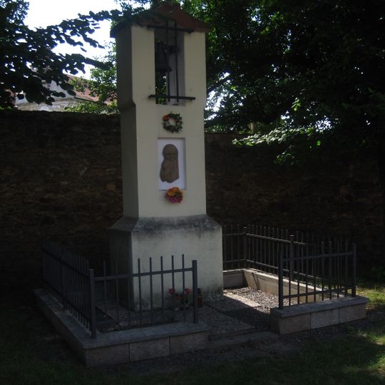 Zvonička u zříceniny kláštera v Klášterní Skalici