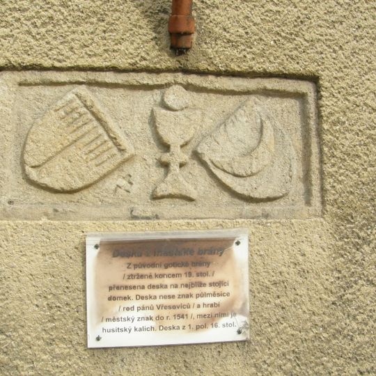 Deska z Paví brány na domě čp. 299