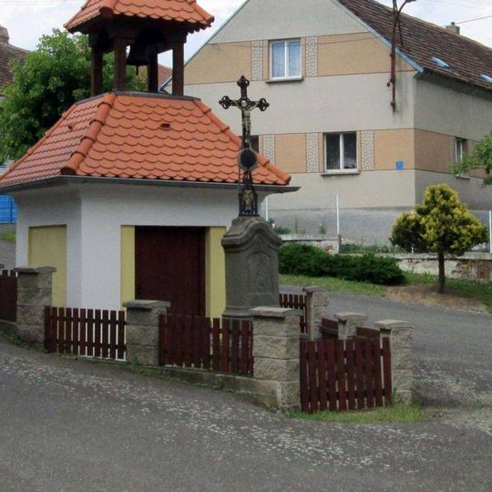 Kříž u kapličky v Kladrubech