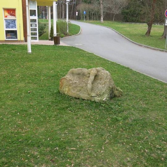 Kamenná plastika ženy vedle léčebného domu Prusík v Konstantinových Lázních