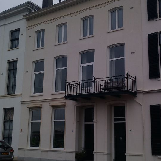 Herenhuis met eenvoudige gepleisterde lijstgevel