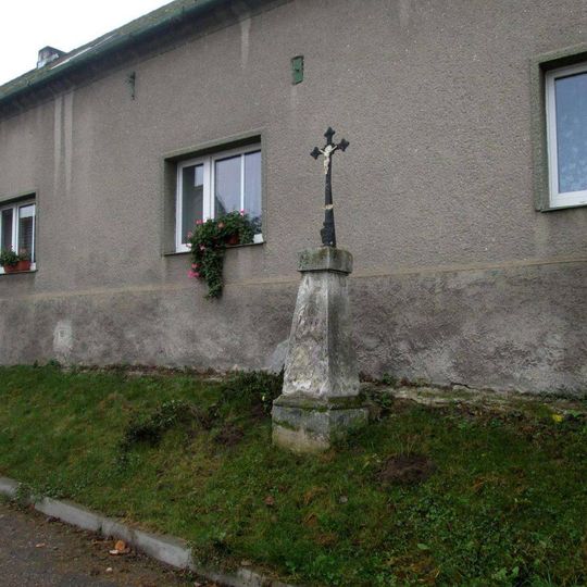 Kříž na návsi v Chrášťovicích