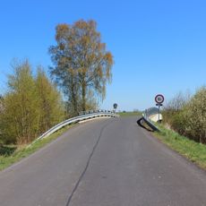 Most silnice III/19326 přes železniční trať u Lomničky