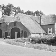 Boerderij met rechts een evenwijdig aangebouwde kortere schuur.