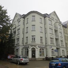 Mietshaus in geschlossener Bebauung in Ecklage mit Vorgarten und Laden Rudolf-Marek-Straße 1