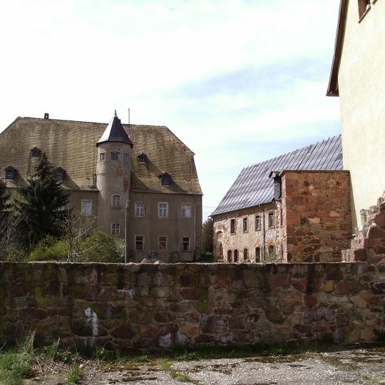 Ehemaliges Rittergut, bestehend aus Herrenhaus , Stallgebäude sowie daran angebautes Torgebäude Hauptstraße 1; 7