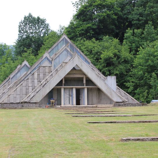 Gedenkhalle in Tjentište