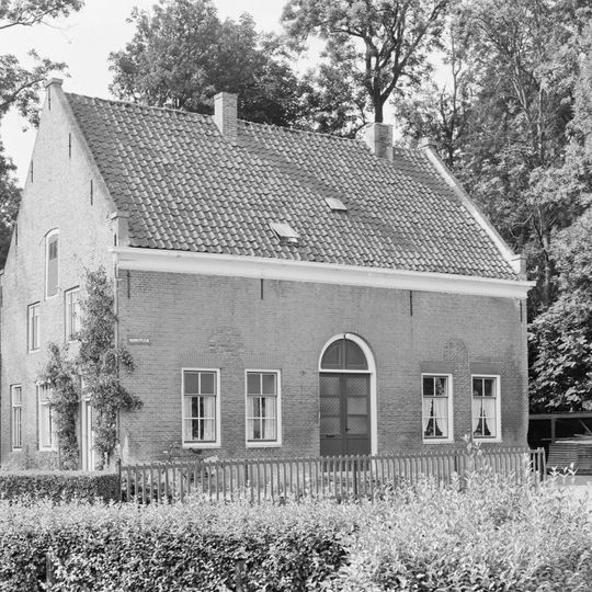 Pand onder zadeldak tussen puntgevels