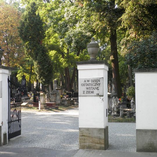 Ogrodzenie z 4 bramami