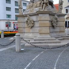 Trojičný stĺp, Trojička, podstavec