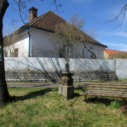 Kříž ve Frymburku na rozcestí