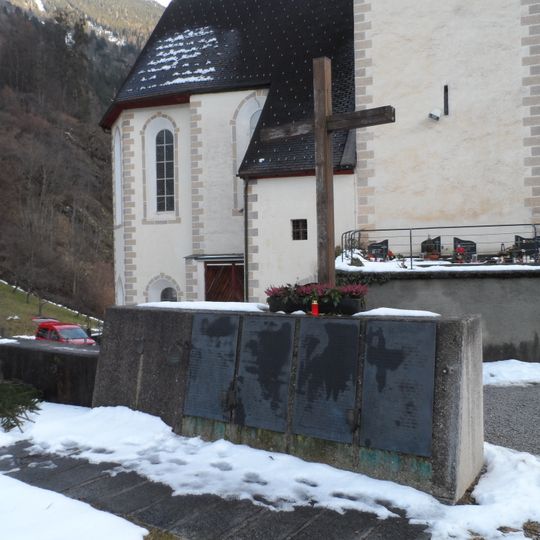 Friedhof mit Kriegerdenkmal und Totenkapelle