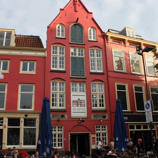 Pand met lijstgevel met goede xviii winkelpui en uithangbord 1747