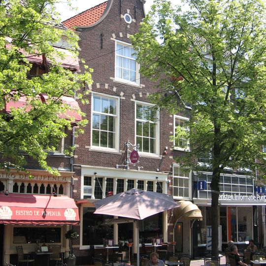 Pand met klokgevel, zwaar gerestaureerd, met geblokte ontlastingsbogen