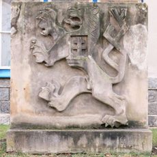 Plastika československého lva u školy v Palachově ulici v Ústí nad Labem