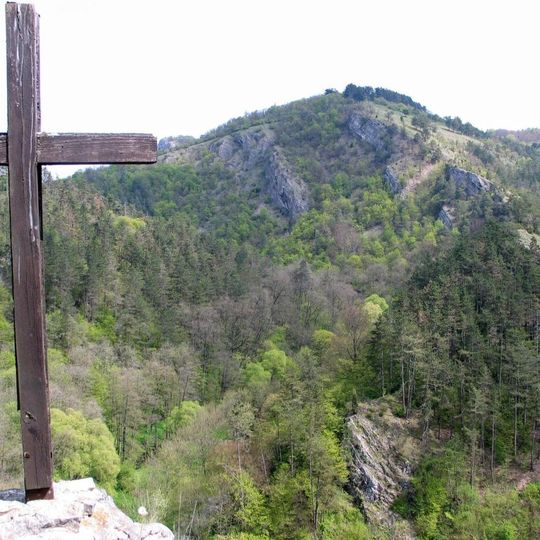 Kříž na skále západně od Hostimi