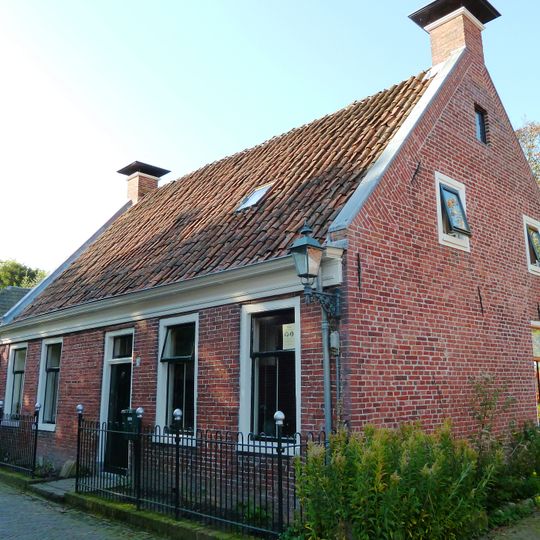 Woning onder zadeldak tussen topgevels