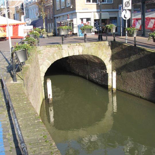 Damoverkluizing. De overwelving heeft aan de zijde van de Haven een boog met natuurstenen blokken en een balustrade