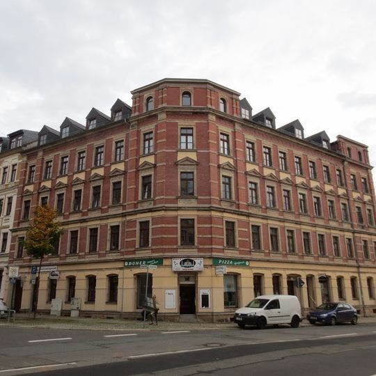 Mietshaus in ehemals geschlossener Bebauung in Ecklage, mit Läden Bergstraße 42