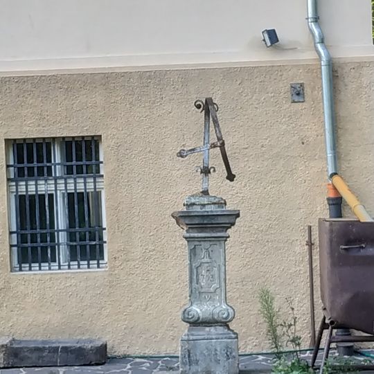 Kříž u Oblastního muzea v Mostě