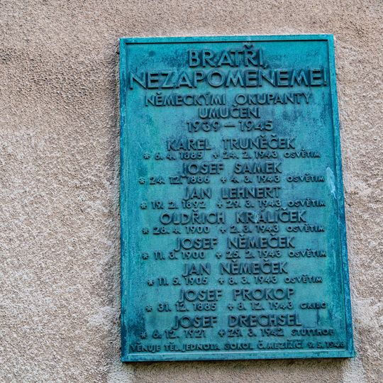 Pamětní deska umučeným sokolům během II. světové války v Českém Meziříčí