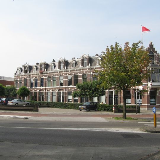 Blok etagewoningen en een herenhuis in neorenaissancestijl