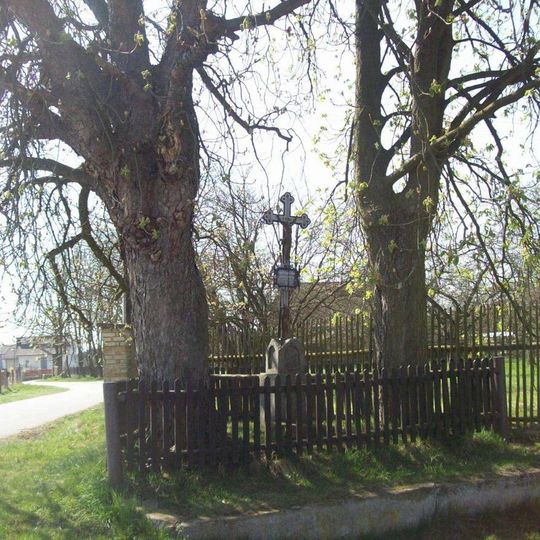 Kříž u křižovatky v Kučeři