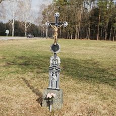 Kříž u křižovatky západně od obce