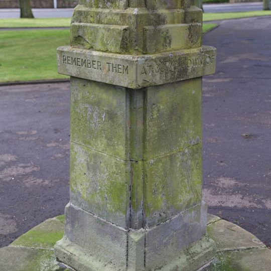 Kirkcaldy, Bennochy Road, War Memorial Gardens, Sundial