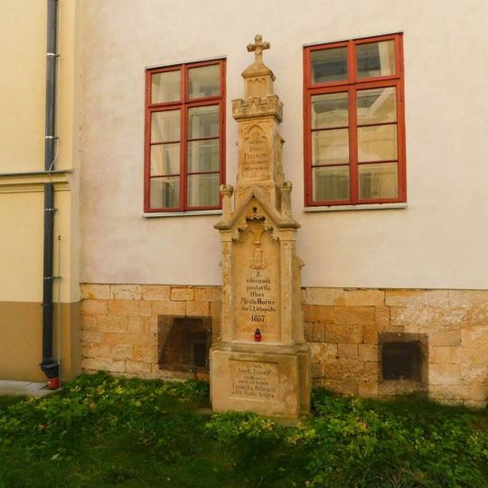 Kříž na zrušeném hřbitově u kostela Narození Panny Marie v Hořicích