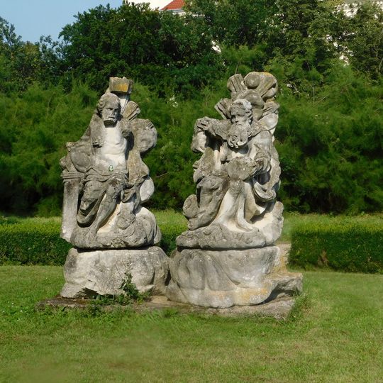 Socha Boha a Krista v zámeckém parku ve Slavkově