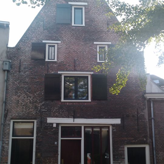 Pakhuis met tuitgevel