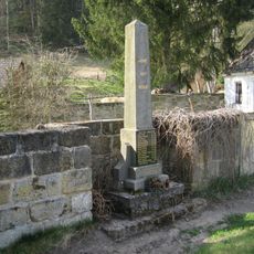 Pomník padlým v první světové válce u hlavní silnice v Olešně