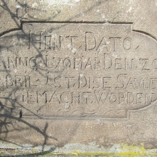 Podstavec ulomeného kříže u silnice jihozápadně od Seménkovic